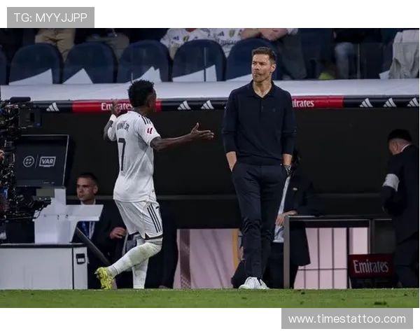 阿隆索因维尼修斯未能防守跟上对手做出换人决定